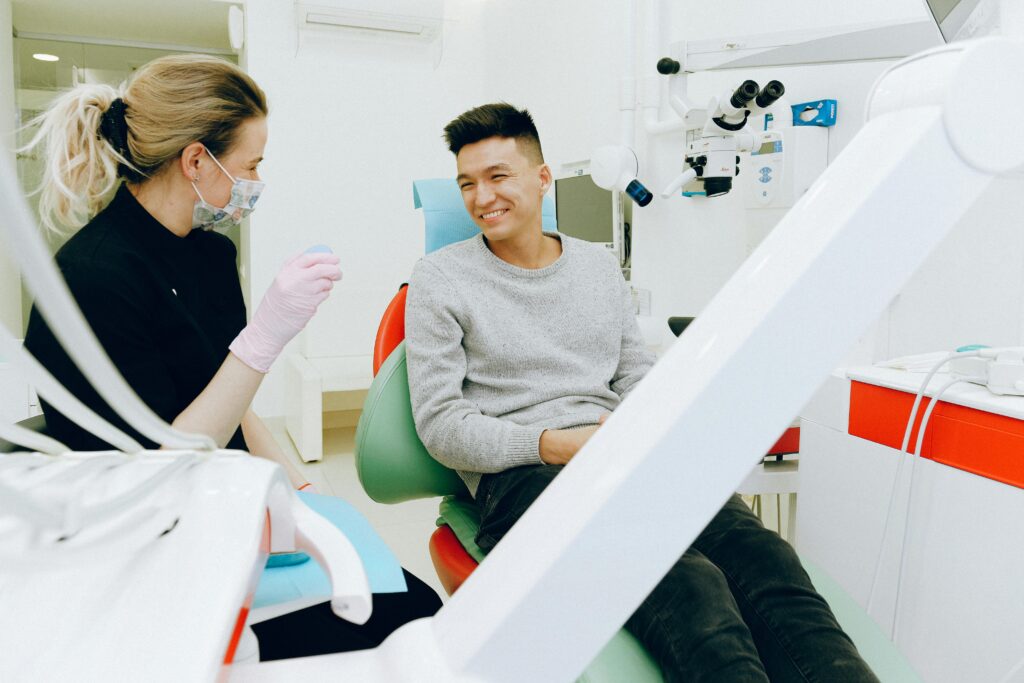 Bildet viser en person hos tannlegen for å beskrive temaet på posten om Innovasjoner innen tannpleie: Fremtidens tannbehandling